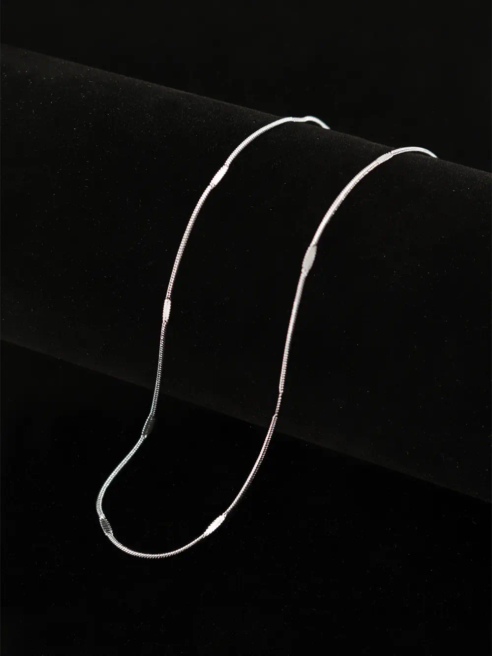 COLLAR DE ACERO PLATEADO MODELO SERPIENTE