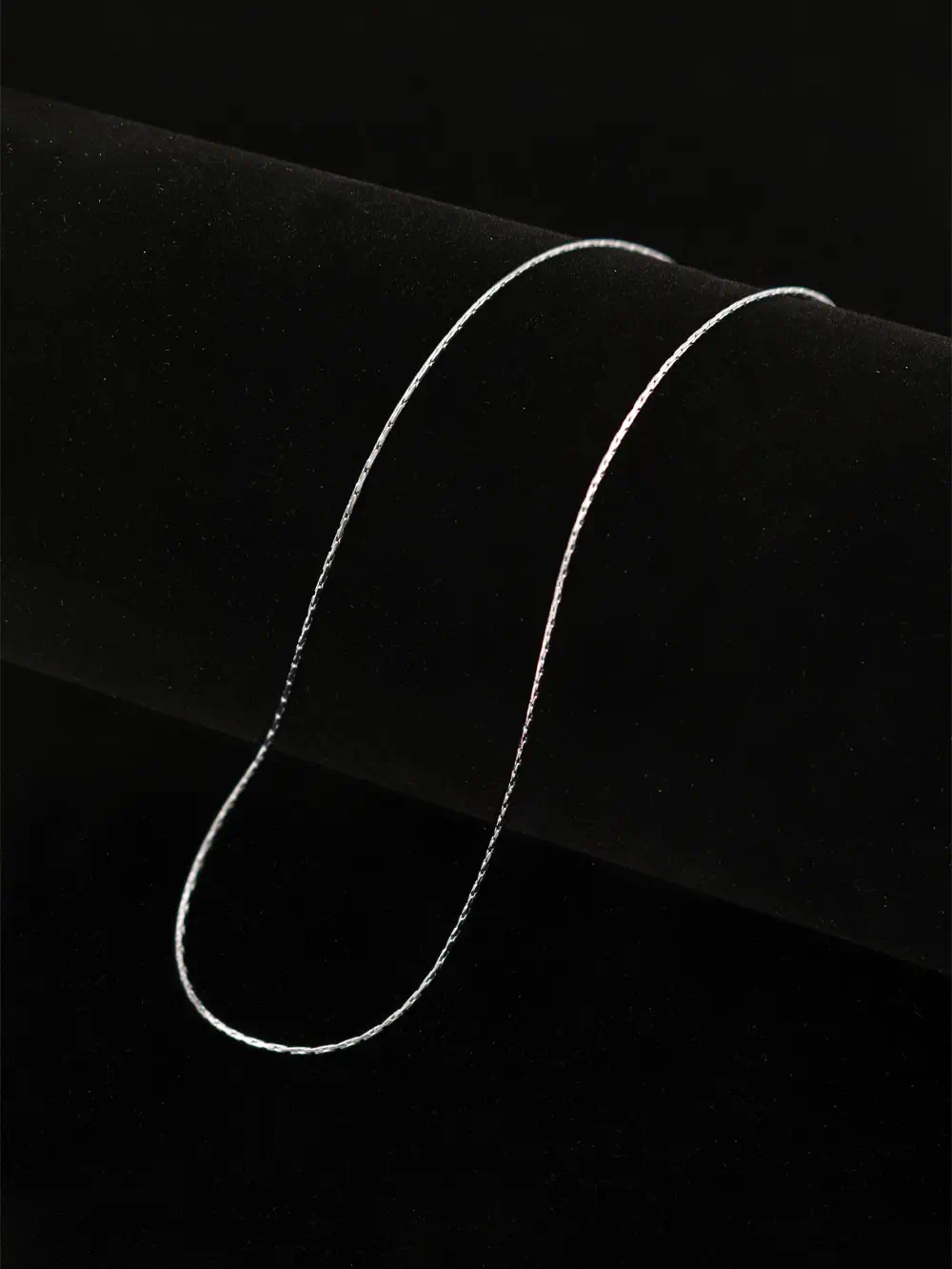 COLLAR DE ACERO PLATEADO MODELO ESPIGA