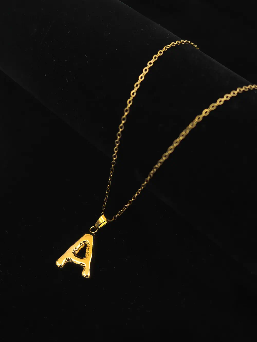 COLLAR CON DIJE COLGANTE DE ACERO LETRA A