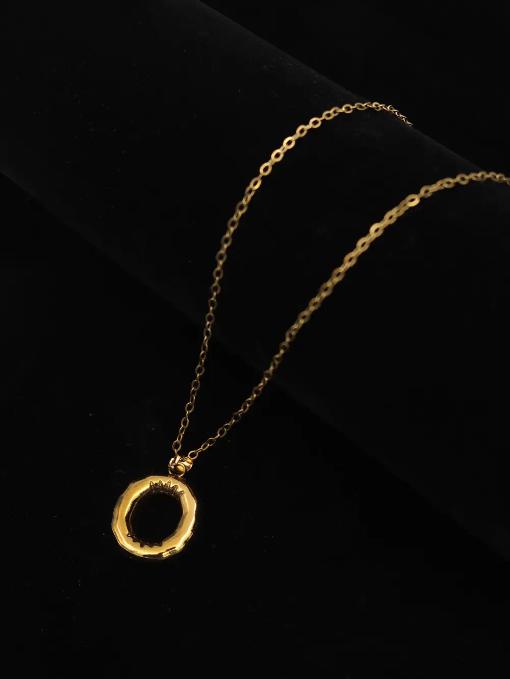 COLLAR CON DIJE COLGANTE DE ACERO LETRA O