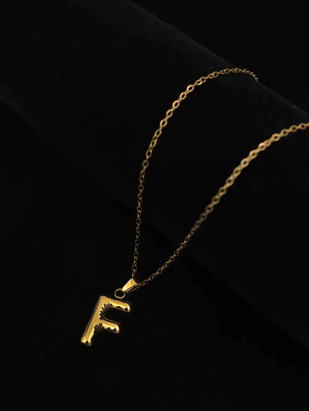 COLLAR CON DIJE COLGANTE DE ACERO LETRA F